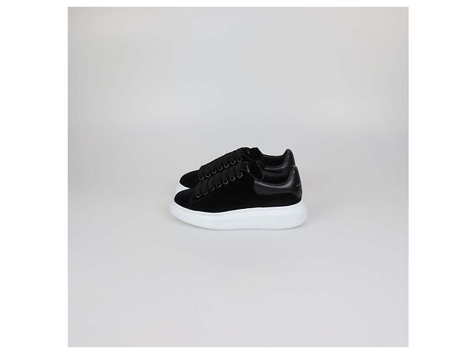Sneakers basse oversize in velluto nero Alexander McQueen - vista 4