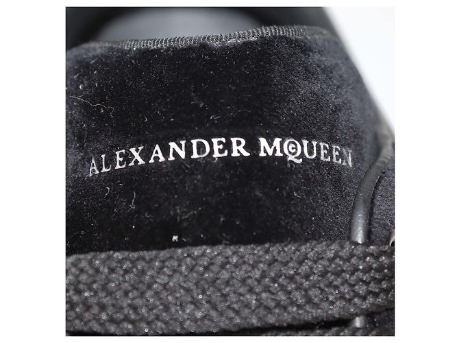 Sneakers basse oversize in velluto nero Alexander McQueen - vista 6