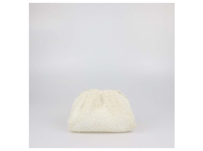 Bottega Veneta Mini The Pouch Clutch in bouclé e rafia Off White Bianco sporco - vista 3