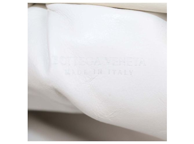 Bottega Veneta Mini The Pouch Clutch in bouclé e rafia Off White Bianco sporco - vista 5