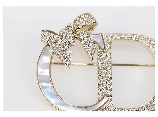 Spilla Christian Dior Shiny Bow in metallo finish oro e madreperla D'oro - vista 3