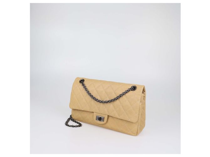 Bolsa de aba Chanel 226 Reissue 2.55 em couro caviar matelassê bege - vista 2