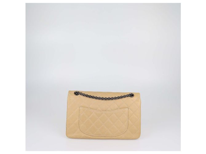 Bolsa de aba Chanel 226 Reissue 2.55 em couro caviar matelassê bege - vista 3