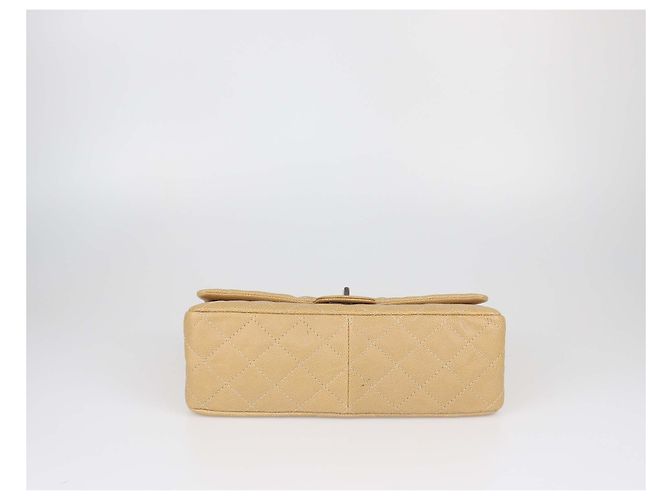 Bolsa de aba Chanel 226 Reissue 2.55 em couro caviar matelassê bege - vista 4