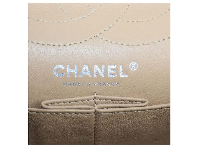 Bolsa de aba Chanel 226 Reissue 2.55 em couro caviar matelassê bege - vista 5