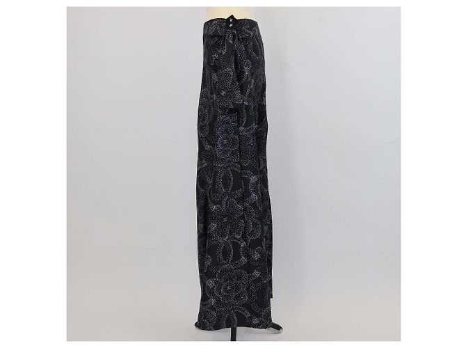 Vestido maxi com fenda Chanel em seda com bolinhas preto/branco e camélia - vista 2