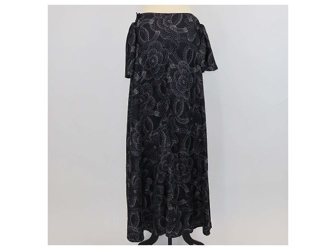 Vestido maxi com fenda Chanel em seda com bolinhas preto/branco e camélia - vista 3