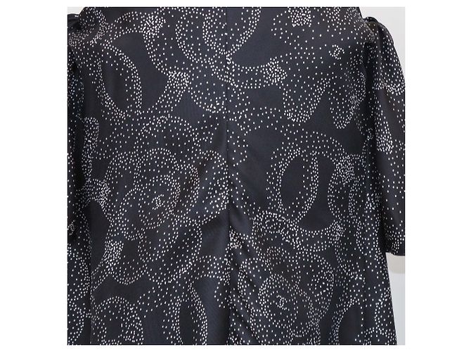 Vestido maxi com fenda Chanel em seda com bolinhas preto/branco e camélia - vista 4