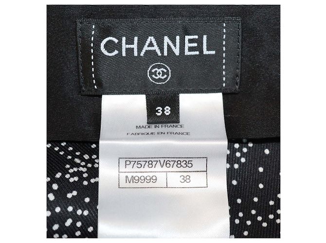 Vestido maxi com fenda Chanel em seda com bolinhas preto/branco e camélia - vista 5