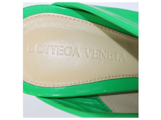 Bottega Veneta Dot Sock Mules aus grünem Lackleder - Ansicht 6