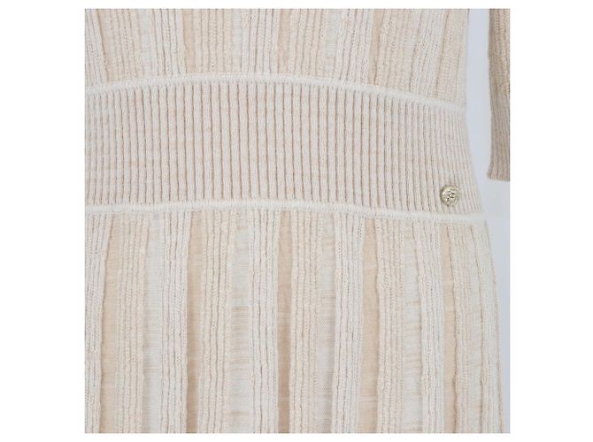 Chanel Mini-Kleid aus Wollmisch-Strick in Beige mit Rundhalsausschnitt - Ansicht 4