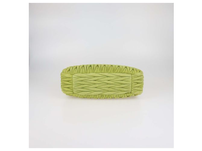 Miu Miu Wander Large Hobo in camoscio Matelassé Apple Green Verde - vista 4