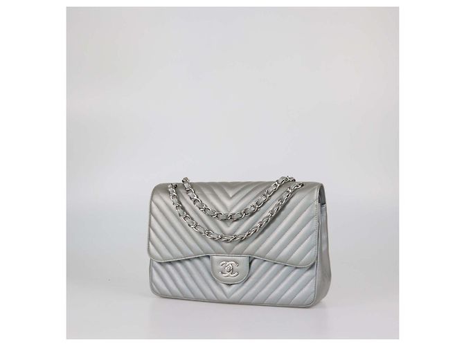 Chanel Jumbo Classic Double Flap Tasche aus Chevron-Leder in Metallic-Grau - Ansicht 2