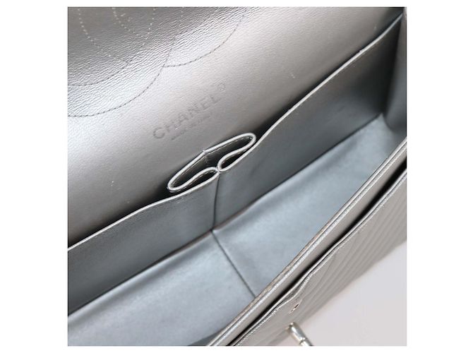 Chanel Jumbo Classic Double Flap Tasche aus Chevron-Leder in Metallic-Grau - Ansicht 6