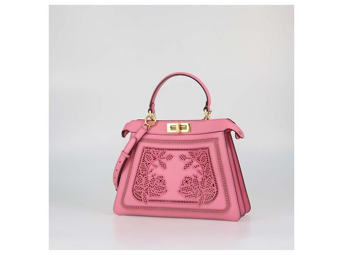 Bolsa Medium Peekaboo IseeU Fendi em couro rosa com corte a laser e bordados de renda - vista 2