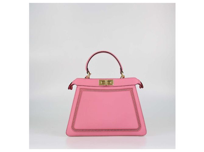 Bolsa Medium Peekaboo IseeU Fendi em couro rosa com corte a laser e bordados de renda - vista 3