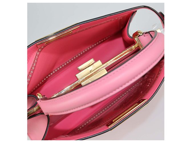 Bolsa Medium Peekaboo IseeU Fendi em couro rosa com corte a laser e bordados de renda - vista 6