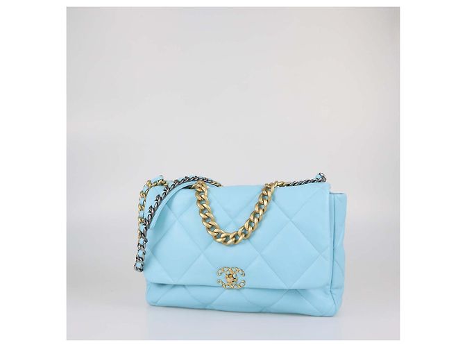 Borsa a patta Chanel Maxi 19 in pelle matelassé Light Blue Blu chiaro - vista 2