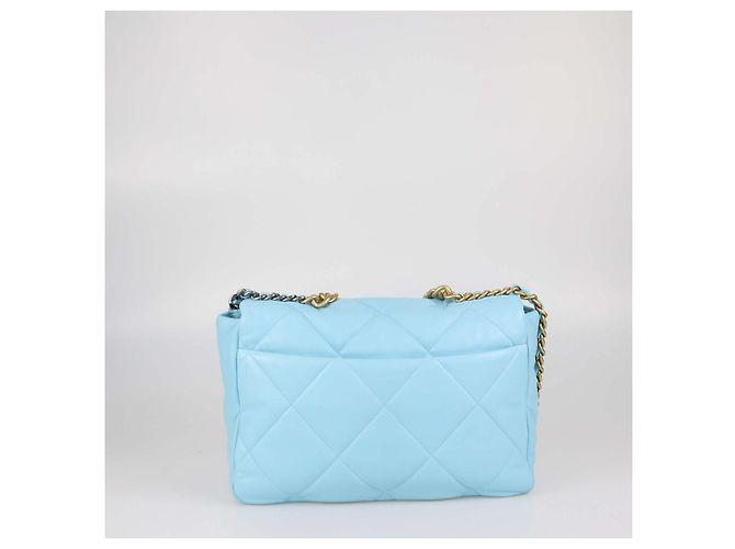Borsa a patta Chanel Maxi 19 in pelle matelassé Light Blue Blu chiaro - vista 3