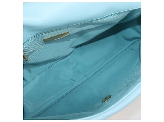 Borsa a patta Chanel Maxi 19 in pelle matelassé Light Blue Blu chiaro - vista 6