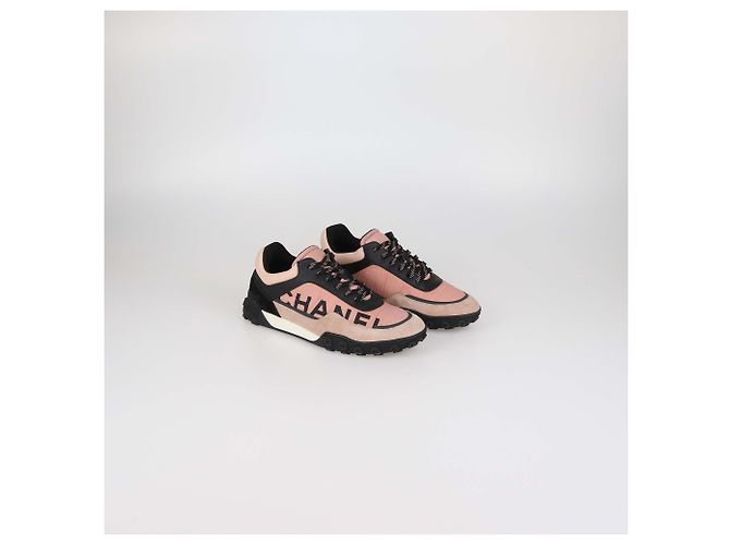 Sneakers basse Chanel in nylon e camoscio rosa/nero con stampa logo - vista 2