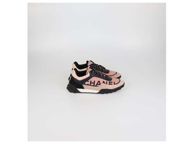 Sneakers basse Chanel in nylon e camoscio rosa/nero con stampa logo - vista 3