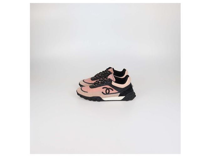 Sneakers basse Chanel in nylon e camoscio rosa/nero con stampa logo - vista 4