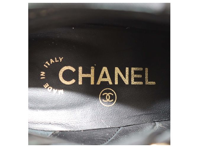 Stivaletti Chanel in pelle nera con punta cap toe e decorazioni in perle finte Nero - vista 6