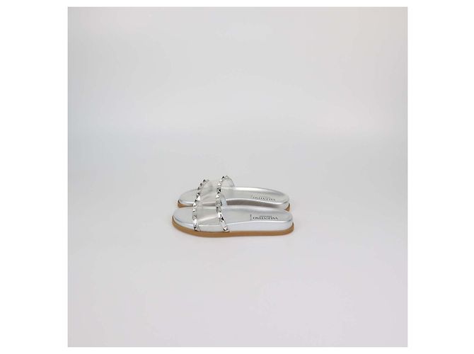 Valentino Rockstud Flat Slides in PVC argento e pelle verniciata - vista 4