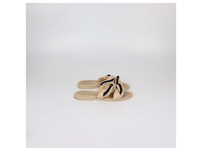 Sandali Slide Chanel in pelle beige con corda e perle finte CC - vista 3