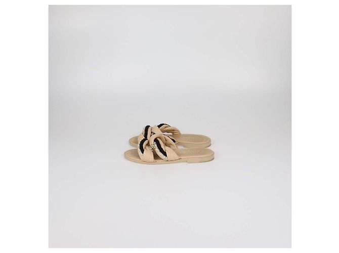 Sandali Slide Chanel in pelle beige con corda e perle finte CC - vista 4