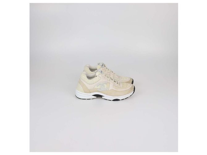 Sneakers basse Chanel in tweed beige/giallo e pelle CC - vista 3