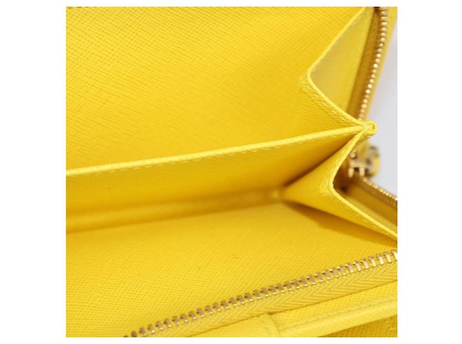 Cartera French Prada de piel Saffiano amarilla con metal - vista 7