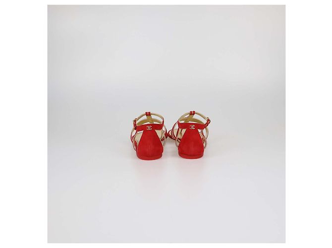 Sandali bassi a T Chanel in camoscio Rosso/Oro D'oro - vista 5