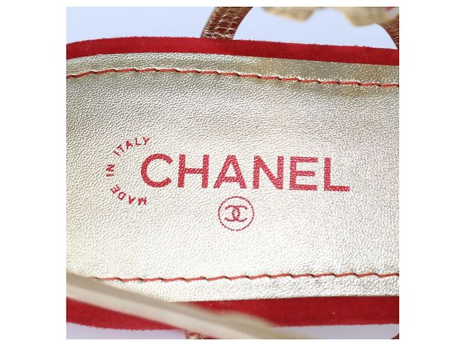 Sandali bassi a T Chanel in camoscio Rosso/Oro D'oro - vista 6
