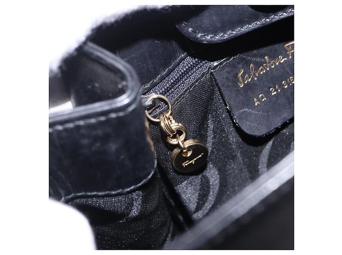Borsa a tracolla Salvatore Ferragamo Gancini in pelle nera e oro Auth 202100 Nero - vista 19