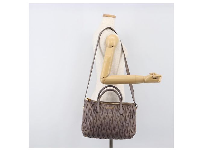 Borsa a mano Miu Miu Matelassé in pelle 2way Grigio Oro Auth 201882V Marrone D'oro - vista 26