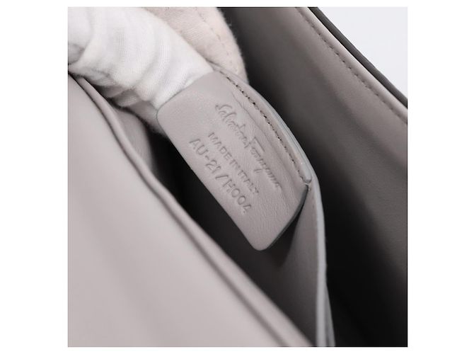 Borsa a tracolla Salvatore Ferragamo Gancini in pelle grigia e oro Auth ka6000V Marrone D'oro - vista 24