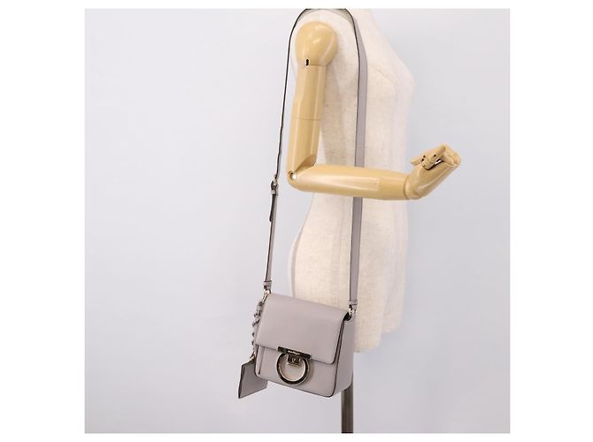 Borsa a tracolla Salvatore Ferragamo Gancini in pelle grigia e oro Auth ka6000V Marrone D'oro - vista 26