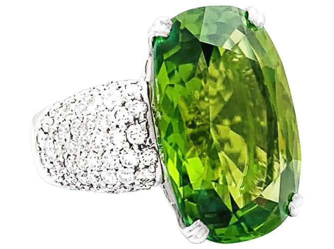 Anello Adler, oro bianco, peridoto e diamanti. - vista 2