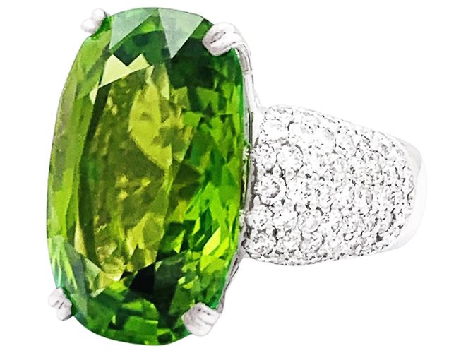 Anello Adler, oro bianco, peridoto e diamanti. - vista 3