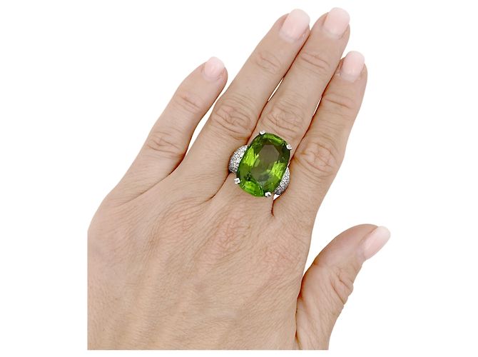 Anello Adler, oro bianco, peridoto e diamanti. - vista 5