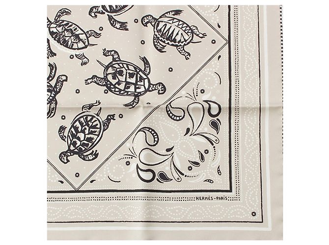 Foulard di seta Hermès Les Tortues marrone 55 - vista 7