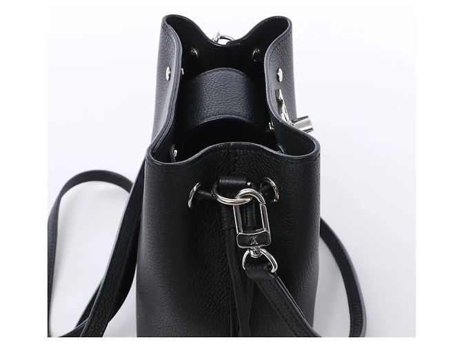 Bucket Borsa a tracolla Louis Vuitton LockMe in Black Nero - vista 4