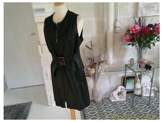 Giorgio ärmelloses schwarzes Lederkleid mit Gürtel - Ansicht 3