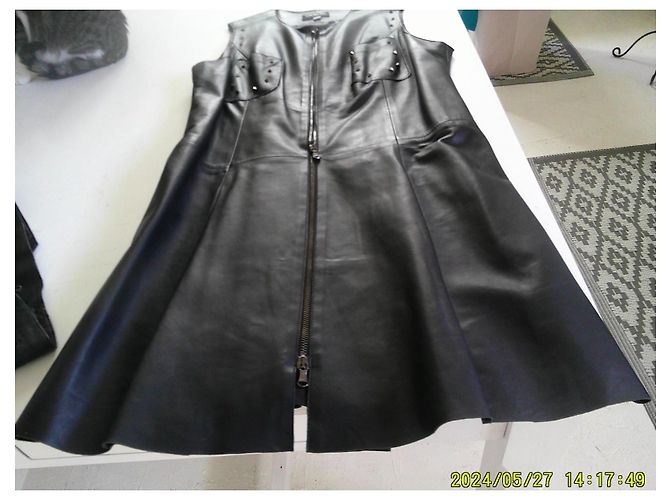Giorgio ärmelloses schwarzes Lederkleid mit Gürtel - Ansicht 6