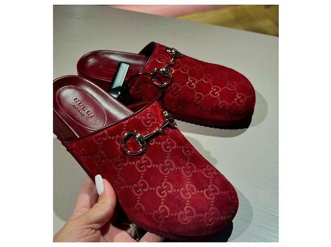 Gucci Rote Samt-Mules mit GG-Monogramm - Ansicht 2