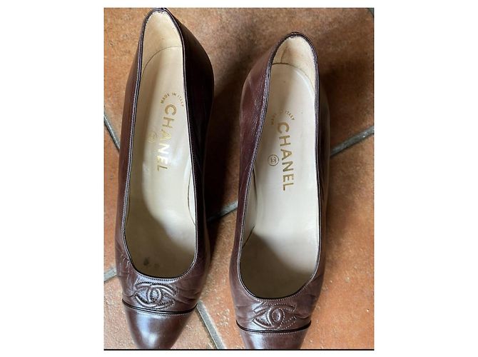 Décolleté Chanel in pelle marrone logo CC - vista 4