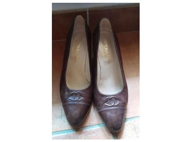 Décolleté Chanel in pelle marrone logo CC - vista 5