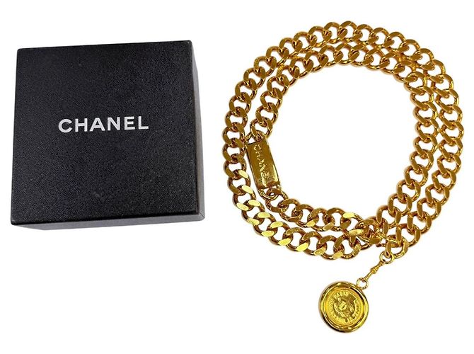 Chanel Vintage 93A Münzkettengürtel mit Metall-Logo-Plakette und Coco-Markierung Golden - Ansicht 2